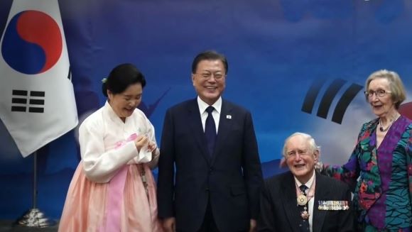 문재인 대통령은 호주 한국전 참전용사와 함께 기념 촬영을 했다[사진K 티비 화면 촬영캡쳐]