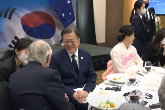 호주 한국전 참전용사와 담소를 나누고 있는 문재인 대통령[사진=K티비화면 촬영 캡쳐]