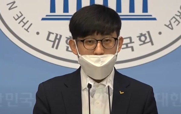 정의당의 김창인 대변인은 두 대선 후보들을 향해 콩가루가 돼가고 있다고 맹 비난했다[사진=정의당 김창인 대선후보 브리핑. 티비화면 캡쳐]