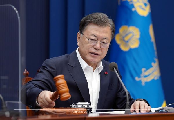 국무회의를 주재하는 55회 문 재인 대통령 [사진=청와대]