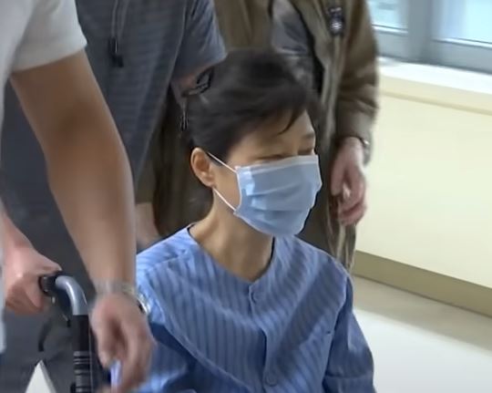 박근혜 전 대통령은 수감중 지병이 악화 되어 병원 치료를 받았다 [사진=티비화면 촬영 캡쳐]