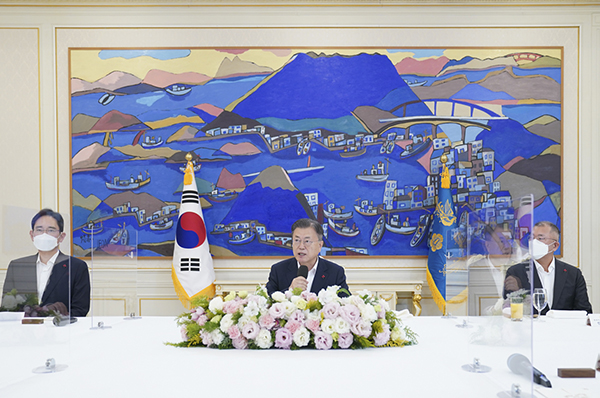 문재인 대통령은 27일 6개 기업을 청와대로 초청하여 격려했다[사진=청와대]