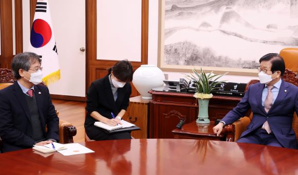 박병석 국회의장(우)과 주한 베트남 대사 [사진=국회공보실]