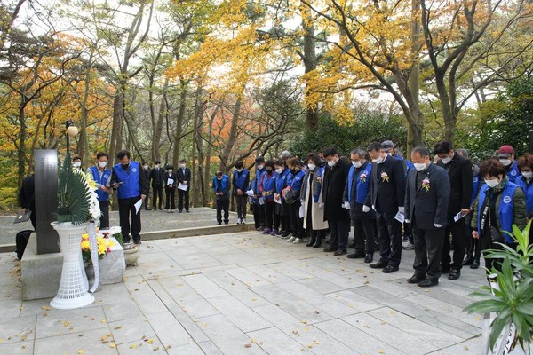 (사진=한국자유총연맹 부산광역시 영도구지회는 지난 11월 22일 영도유격부대비에서 자유수호를 위해 희생한 6.25전쟁 영도유격부대 대원에 대한 위령제를 개최했다.)