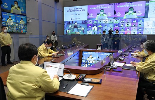 10 일 권덕철보건복지부 장관이 중앙재난안전대책본부 회의를 주재하고 있다[사진=보건복지부 제공]