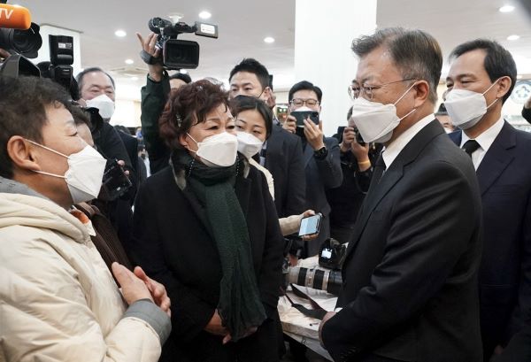 9일 문재인 대통령과 부인 김정숙여사가 고 이한열 열사의 어머니 배은심 여사의 빈소를 찾아  유족들을 위로했다[사진=청와대]