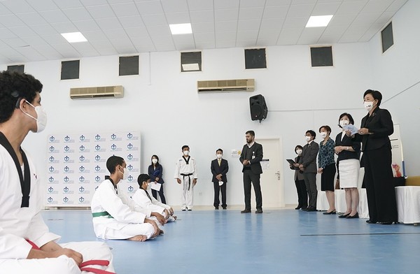 김정숙 여사는 1월 17일 UAE 샤르자 인도주의 복지센터(SCHS, Sharjah City for Humanitarian Services)를 방문해 청각 장애 학생들의 태권도 수업을 참관했다[사진=청와대]