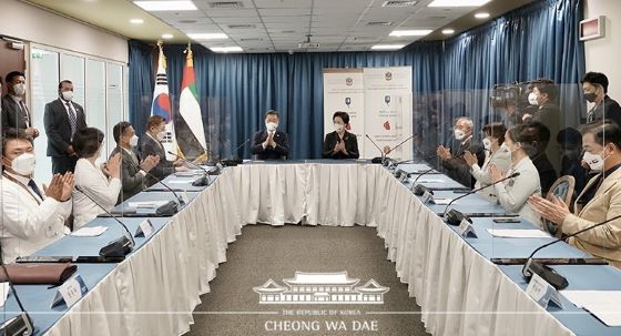 문재인 대통령과 부인 김정숙 여사는 17일(월) 아랍에미리트연합(UAE) 두바이에서 서울대병원이 위탁운영 중인 셰이크칼리파 전문병원(SKSH)을 찾아 한국 의료진 및 직원들을 격려했다[사진=청와대]