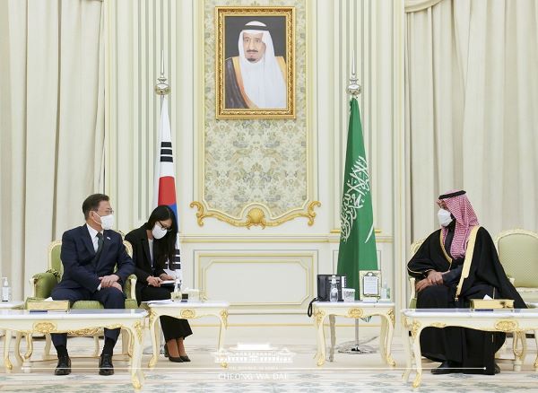 문재인 대통령은 18일 오후(현지시각) 사우디아라비아 리야드 야마마 궁에서 모하메드 빈 살만 왕세자와 회담을 가졌다. [사진=청와대]