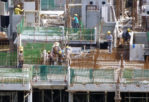 정부는 건설현장 채용 관련 불법행위를 근절시키기 위해 관계부처 TF를 구성했다. [사진=픽사베이]
