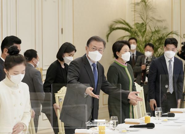 문재인 대통령 내외는 자립준비청년들을 청와대로 초청해 오찬 간담회를 가졌다[사진=청와대]