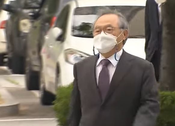 법원으로 걸어가는 전 오거돈 부산시장[사진=m티비 화면 촬여캡쳐]