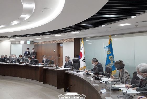 문재인 대통령은 우크라이나 사태에 대해  우리국민 안전 확보 대책을 지시 했다[사진=청와대]