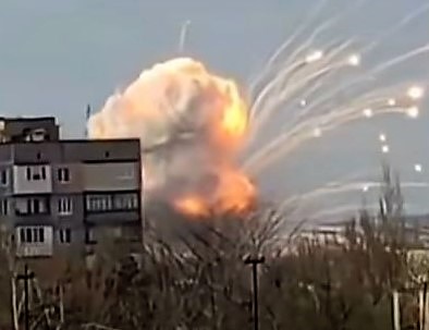 러시아의 미사일 공격으로 우크라이나 공항에 폭발이 일어 나고 있다[사진=TV화면 캡쳐}