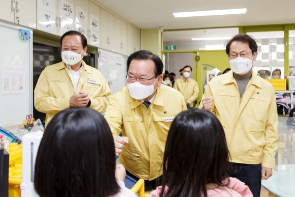 김부겸 총리(사진중앙) 유동균 마포구청장(좌) 조희연서울시교육감(우)과 함께  새학기를 맞이하여 방역점검차 마포구 염리 초등학교를 방문했다[사진=마포구청]
