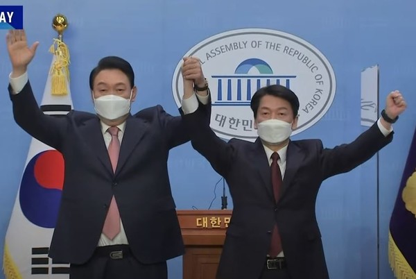 윤석열 대통령후보와 안철수 후보가 단일화 하기로 3일 오전 전격 발표했다[사진=티비화면 촬영캡쳐]