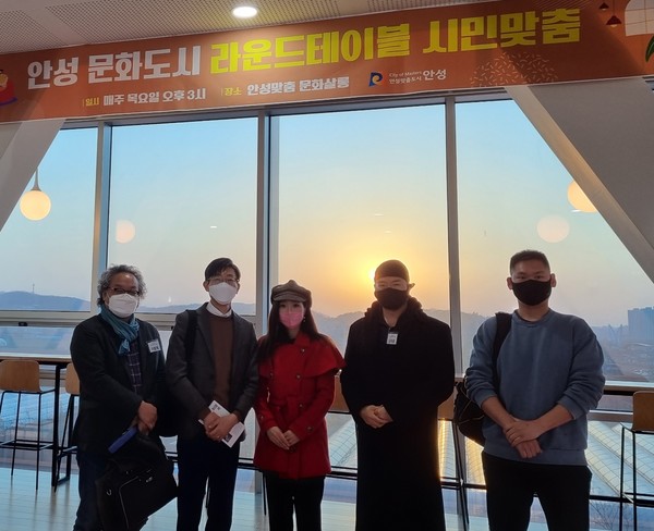 사진2) 좌측부터 시민으로 참여한 이봉재 씨, 문화체육관광과 김종형 팀장, 전문가로 참여한 문화자문위원 이선율 박사, 시민으로 참여한 서양화가 김지윤 씨, 김성욱 씨[사진=안성시]