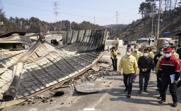 문재인 대통령이 산불 확산지역을 직접 둘러보고 피해 주민에 대해 지원 대책을 강구 하라고  지시했다[사진=청와대