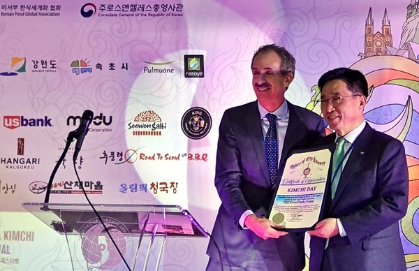 (사진=美캘리포니아주 김치의날 제정 기념식에서 감사장 수여, (우)김춘진 사장 (좌)마이크 퓨어(Mike Feuer) LA시 법무부장관)