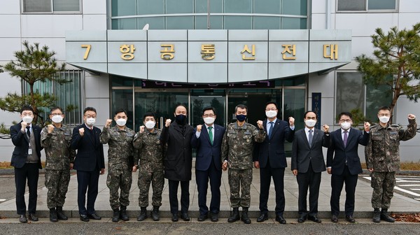 (사진=공군 제7항공통신전대 방문)