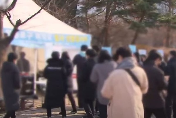 오미크론 확진자가 40만명이 넘고 있지만 정부는 18일 사회적 거리두기 제한에 대해 다시 조정할 계획이다 [사진=티비화면 촬영 캡쳐]