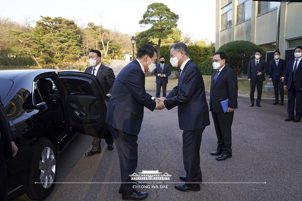 문재인 대통령과 윤석열 당선인이 첫회동을 가졌다[사진=청와대]