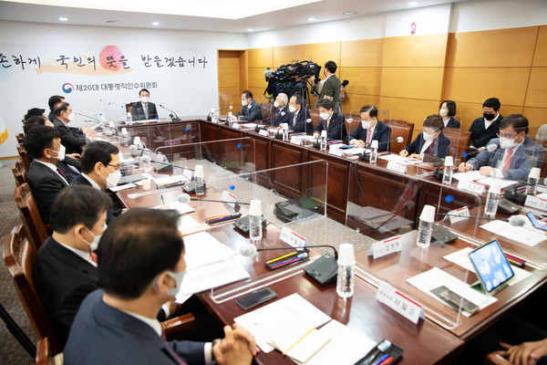 윤석열 대통령 당선인이 인수위 위원회 회의를 개최하고 있다[사진=대통령 인수 위원회]