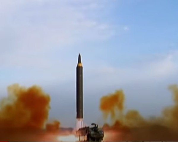 북한이 4일 낮 12시 5분경 평양 순안에서 동해상으로 탄도미사일 1발을 발사했다고 긴급뉴스로 보도 하고 있다[사진=Y 티비화면 촬영 캡쳐]