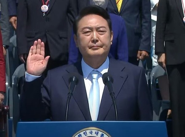 제20대 대한민국 대통령으로 공식 취임한 윤석열 대통령이 국민들 앞에서 선서를 하고  있다[사진=중계 화면 촬영]