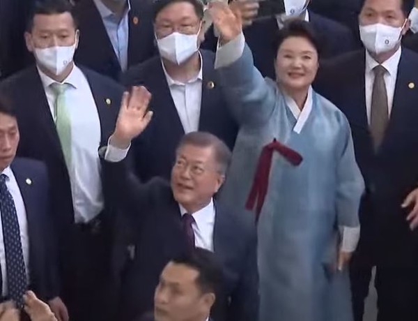 문재인 전 대통령 내외가 양산 사저로 돌아갔다[사진=티비화면 촬영]