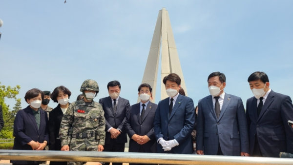 천안함 46용사 위령탑을 참배하고 있는 국민의힘 이준석대표(오른쪽 3번째) 와 국방위원 위원들과 문경복 옹진군수 후보 [사진 =국민의 힘 제공]