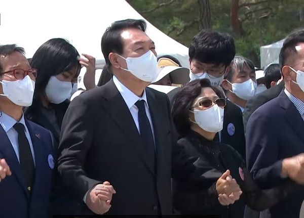 5.18 광주민주화운동 42주년 기념식 에 참석한 윤석열 대통령 님을 위한 노래를 제창하고 있다.[사진=K티비 화면 촬영 캡쳐]