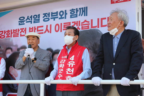 이재오 국민의힘 상임고문과 박상은 국민의힘 인천시당 상임고문이 유천호 후보의 지지를 호소하고 있다[사진=무소속 유천호 후보 제공]