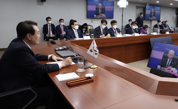 윤 석열 대통령 화상회의로  IPEF 출범에 대해  한국도 공동번영 위해 책임 다하겠다 밝혔다[사진=대통령실]