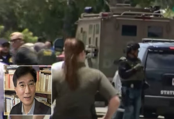 텍사스(Texas) 유밸디(Uvalde)의 어떤 초등학교에서 19명의 학생과 2명의 교사를 총기로 살해한 사건이 발생했다[사진=좌측 네모안 본지 진태유 논설위원.] 사건후 사진 (티비화면 캡쳐 촬영)]