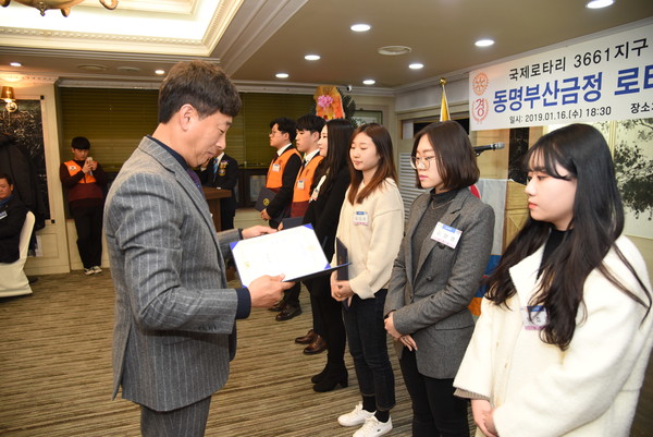 (사진=2019년 장학위원장으로서 장학금 전달식)