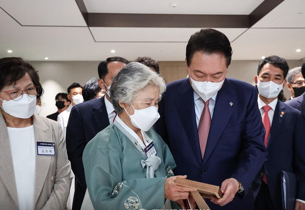 윤석열 대통령은 9일 호국영웅 들과 유가족을 초청해여 간담회를 가졌다[사진=대통령실]