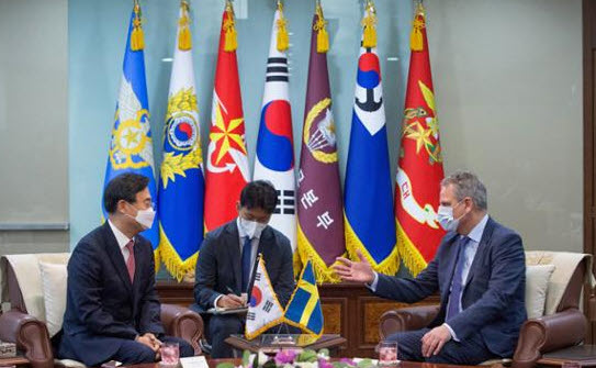 신법철 국방차관과 스웨덴 국방차관이 논의를 하고 있다[사진=국방부]