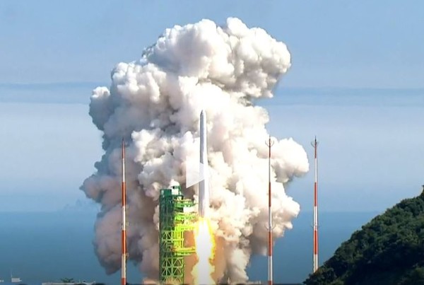 우주로 비행하고 있는 누리호 [사진=티비화면 촬영]