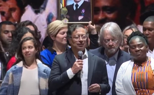 콜롬비아의 극좌파 구스타보 페트로(Gustavo Petro)가 역사상 처음으로 좌파 대통령으로 당선됐고 페미니스트이자 아프리카계 프랜시아 마르케즈(Francia Marquez)가 부대통령이 됐다[사진=kbs 티비화면 촬영]