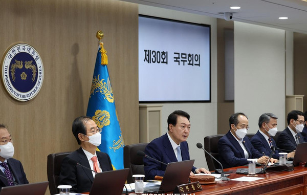 국무회의에서 윤석열 대통령이 비상 민생경제를 직접챙기겠다고 말했다[사진=대통령실]