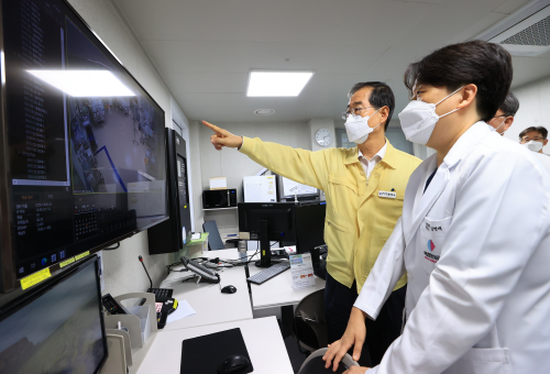 한덕수 국무총리가 코로나 19 감염 확산에 대해 점검을 실시하고 있다[사진=국무총리실]