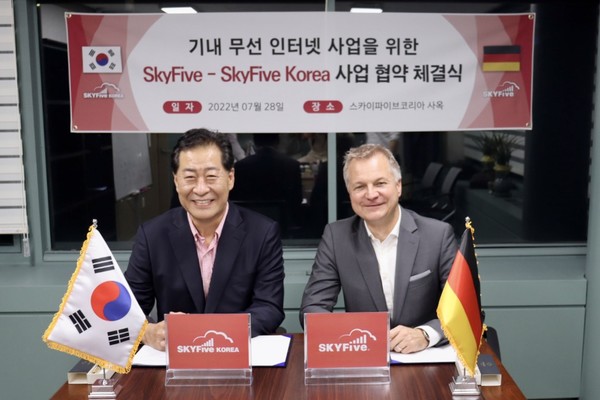 SKYFive KOREA (대표이사 홍사욱(사진좌)는 유럽의 선도적인 기내 무선인터넷 기술을 도입하기 위하여  업무협약을 스카이파이브코리아 사옥(서울시 강남구 삼성동)에서 체결 했다[사진=스카이파이브 제공]