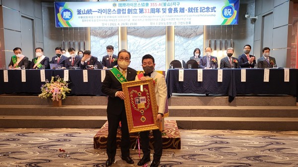 (사진=지난 4월 28일 부산 중구 코모도호텔에서 통일라이온스클럽 31주년 행사와 회장 이취임식에서 이준우 전임회장은 라이온스 최고 영예인 무궁화사자대상 동백은장을 수상했다.