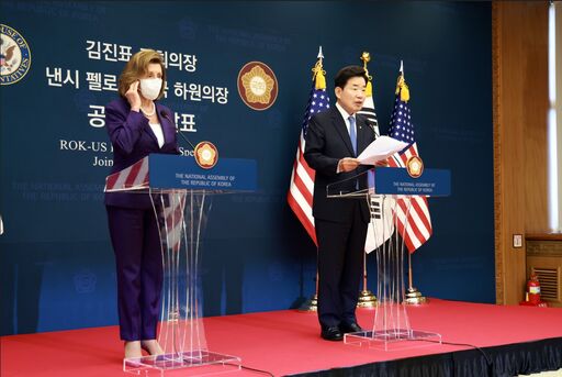 김진표 국회의장 과 낸시 펠로시 가 공동언론발표를 하고 있다[사진=국회사무처]