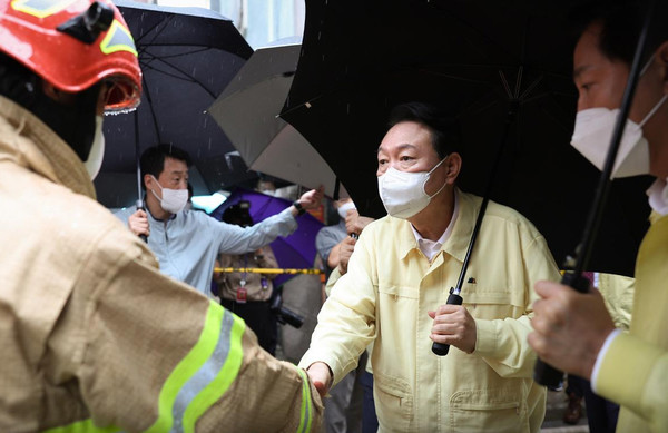 윤석열 대통령이 이번 폭우로 피해를 입은 지역을 살펴 보고 있다[사진=대통령실]
