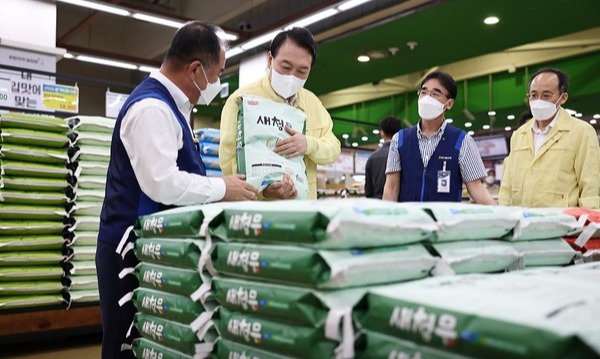 민생안정대책을 위해 현장을 둘러보는 윤석열 대통령ㄹ[사진=대통령실]