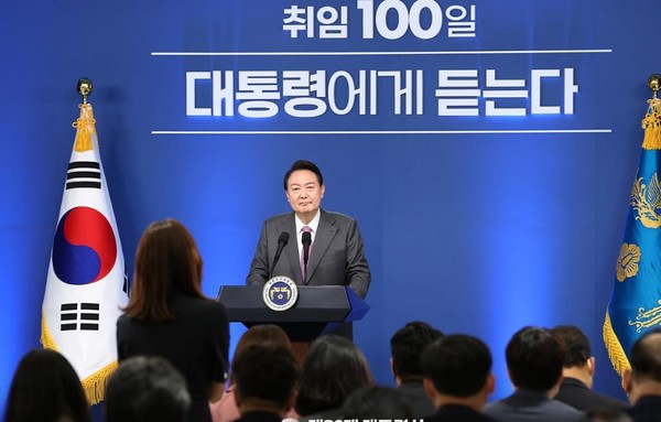 윤석열 대통령 취임100일에 기자회견을 하고 있다[사진=대통령실]