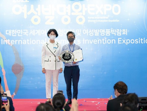 여성발명 축제행사에서 올해의 여성발명왕(우측 이해진)로 선정됐다[사진=특허청]