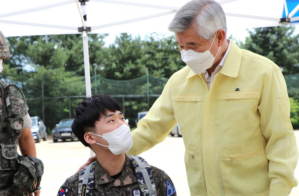 이기식 청장이 훈련중 군인을 격려하고 있다[사진=병무청]